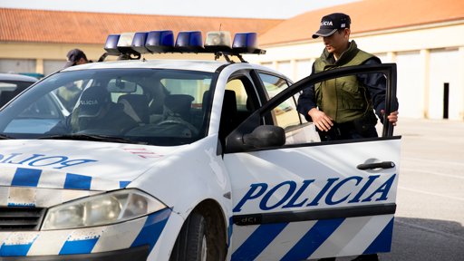 Jovem de 19 anos baleado em Carnaxide a partir de carro em movimento