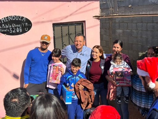 Alcalde de Chihuahua y presidenta del DIF entregan personalmente cenas navideñas
