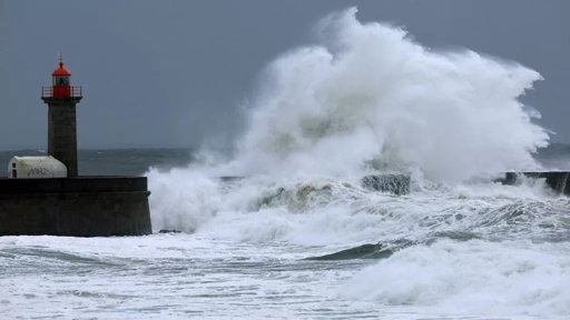 Ondulação Excecional Causa Destruição e Perigo na Costa Portuguesa