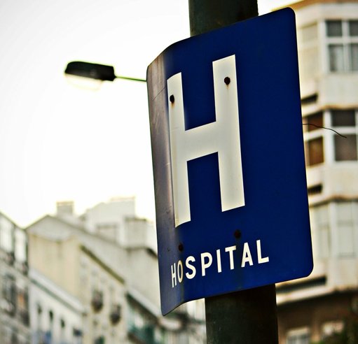 Grupo de 50 Pessoas Invade Hospital e Exige Reanimação de Cadáver