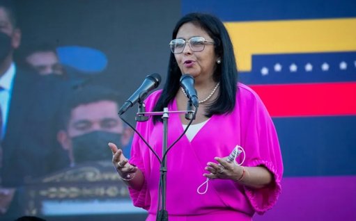 Delcy Rodríguez asume la presidencia encargada y rechaza injerencia externa