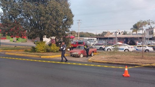 Muere adulto mayor tras impactar su camioneta en el Libramiento de Uruapan