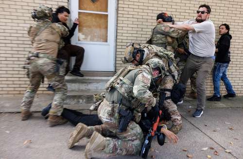 Ofensiva migratoria de Trump militariza ciudades y enfrenta resistencia local