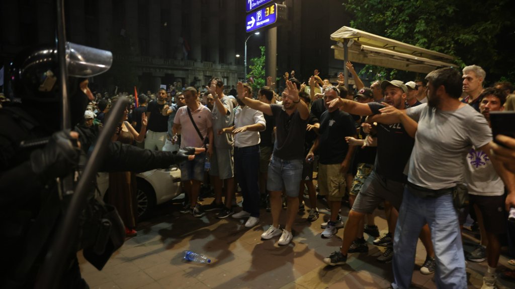 Protestos Violentos Abalam a Sérvia e Colocam Pressão sobre o Presidente Vučić