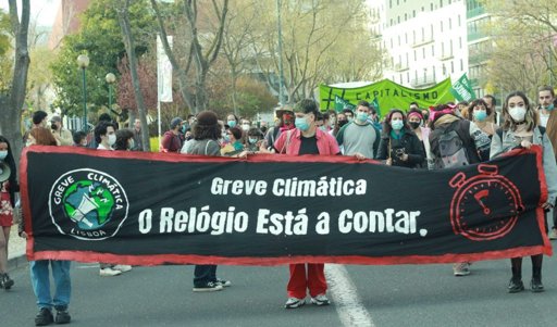 Estudantes Marcham pelo Clima e Ameaçam Paralisar Escolas