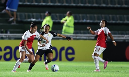 Controversias con el VAR marcan partidos decisivos de equipos colombianos