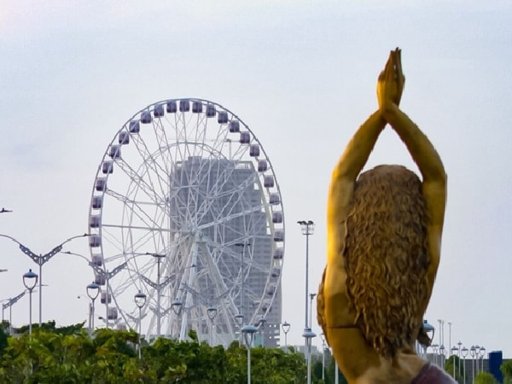 Finaliza instalación de la noria 'La Luna del Río' en medio de polémicas por su contratación