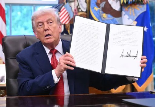 Trump firma orden ejecutiva para reestructurar TikTok bajo control estadounidense