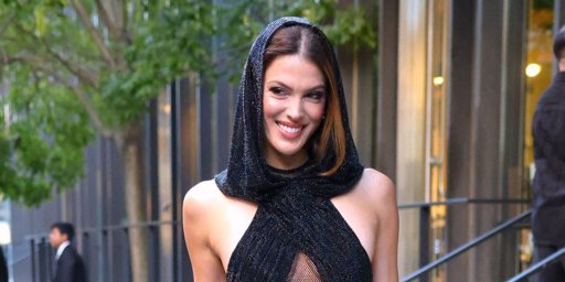 En larmes, Iris Mittenaere partage la réalisation d'un "rêve d'adolescente"