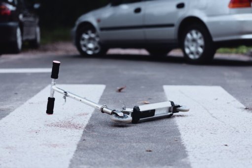 Homem de 40 anos morre atropelado em Almada; condutor e passageiro em fuga