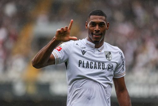 Gustavo Silva, do Vitória SC, enfrenta paragem de quatro meses