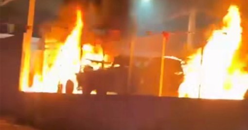Incendio provocado consume cinco vehículos en un lote de autos al sur de Culiacán
