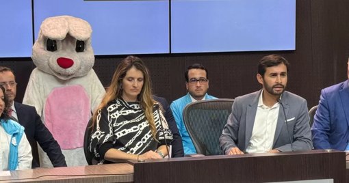 El uribismo radica reforma constitucional para modificar el juzgamiento de militares en la JEP