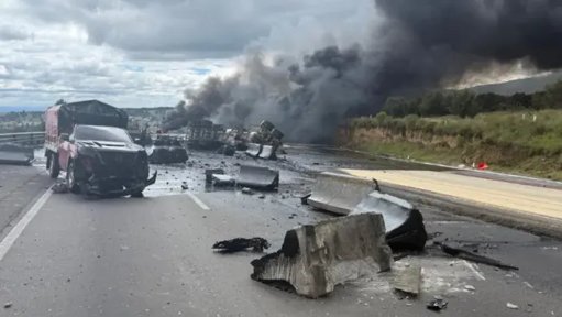Explosión de pipa en la autopista México-Puebla deja heridos y cierre total