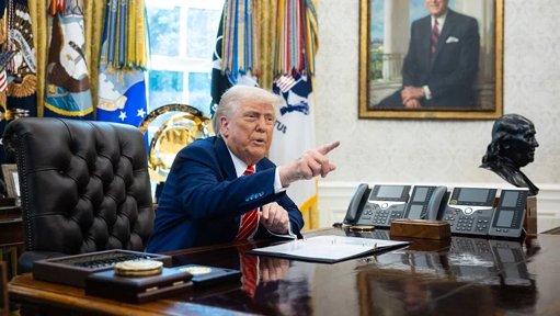 Ex-diretor do FBI James Comey Acusado após Pressão de Trump