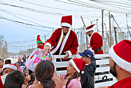 La Música como Vía de Solidaridad: Juguetes Recolectados en Concierto Llevan Alegría a Niños de Los Cabos