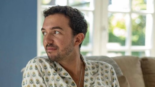 Após Escândalo de Burla, Ex-Agente de Famosos Manuel Santana Lopes Trabalha como Empregado de Mesa