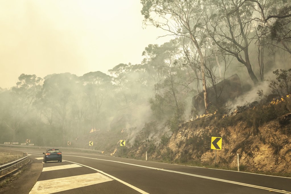 Vaga de incêndios provoca cortes em múltiplas estradas nacionais por todo o país