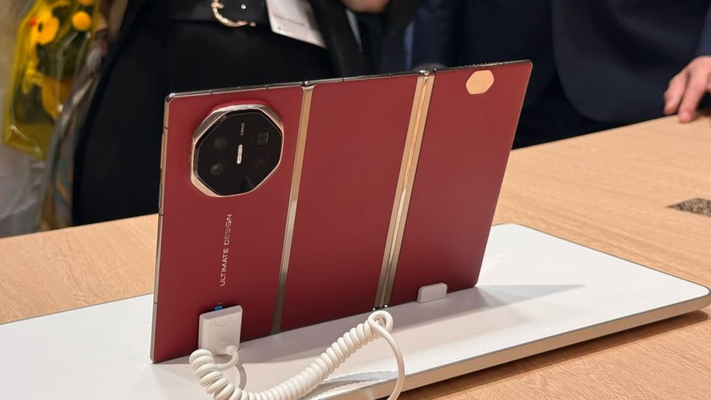 Samsung Confirma Desenvolvimento de Smartphone com Três Dobras