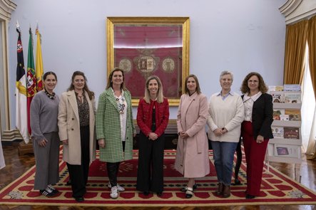 Ponta Delgada Investe na Educação com Doação de Livros e Tablets