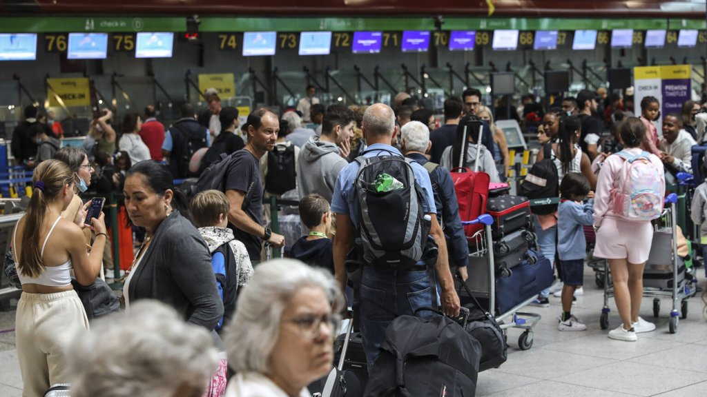 Greve na Menzies Causa Perturbações nos Aeroportos Nacionais em Pleno Verão