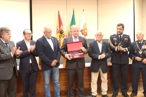 Presidente da Câmara de Almeirim homenageado pela Liga dos Bombeiros com Machado de Honra