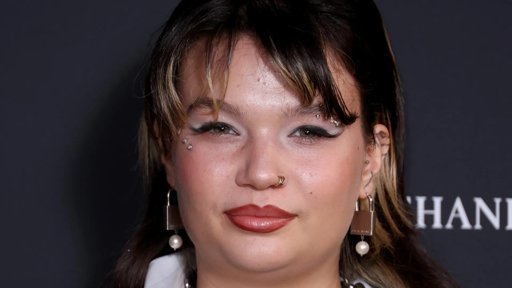 Lola Young anuncia pausa na carreira após desmaiar em palco