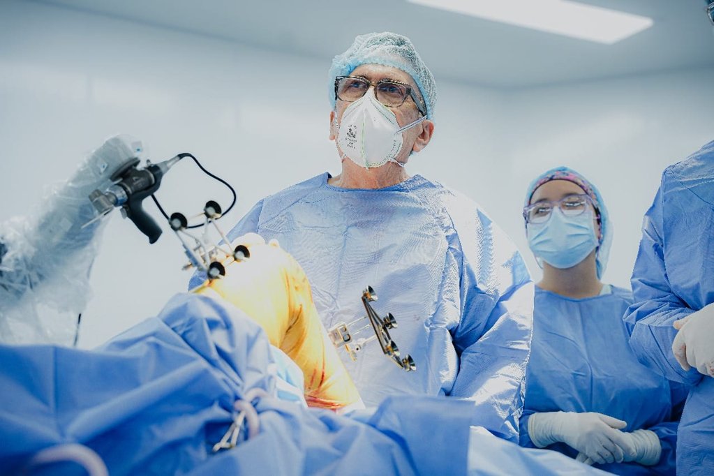 Realizan en Santander la primera cirugía de reemplazo parcial de rodilla con asistencia robótica