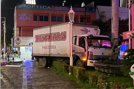 Asesinan a conductor de camión de paquetería frente al Palacio Municipal de Culiacán