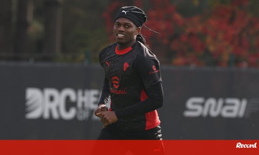 Rafael Leão regressa aos treinos do AC Milan após susto frente à Atalanta