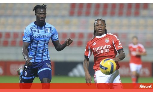 Vizela opera reviravolta no Seixal e agrava situação do Benfica B