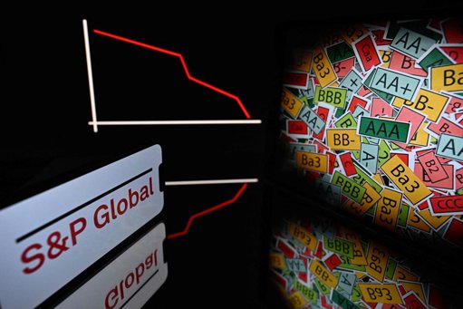 S&P abaisse la note de la France, sanctionnant l'instabilité politique et les risques budgétaires