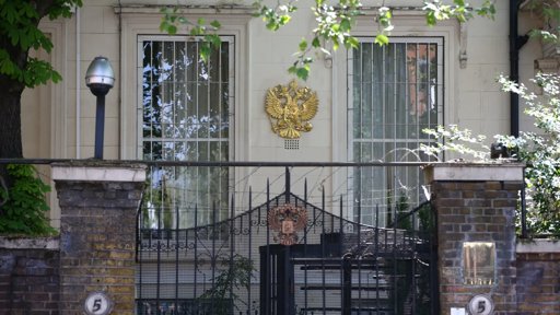 Tensão Aumenta com Advertência do Reino Unido a Navio-Espião Russo