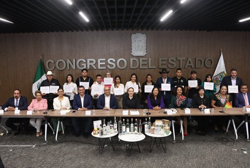 Productores de mezcal de Puebla obtienen reconocimiento en certamen internacional