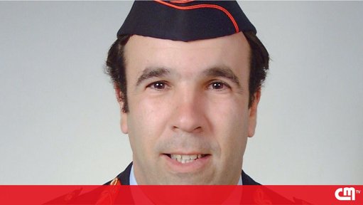 Bombeiro de 54 anos morre em serviço atingido por uma árvore