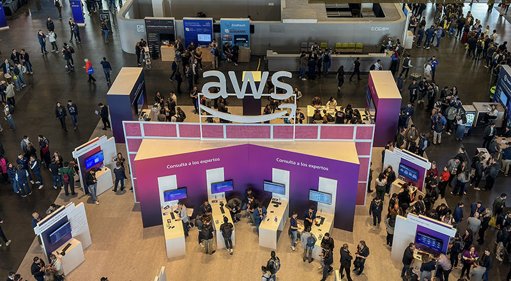AWS lanza 'Entrena Colombia' y su nueva plataforma de IA 'QuickSuite' en Bogotá