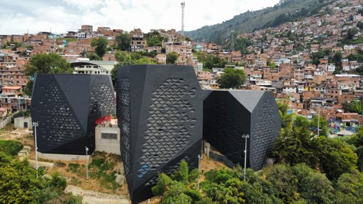 Tras años de retrasos, Alcaldía de Medellín anuncia nuevo contrato para finalizar la Biblioteca España