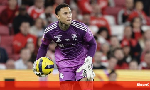 Entorse afasta Patrick Sequeira da baliza do Casa Pia