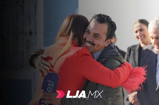 Maestro de Aguascalientes con 20 años de servicio gana una casa nueva