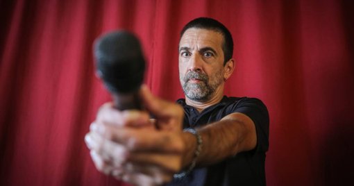 Manel Cruz, vocalista dos Ornatos Violeta, aborda política e arte no podcast 'Posto Emissor'