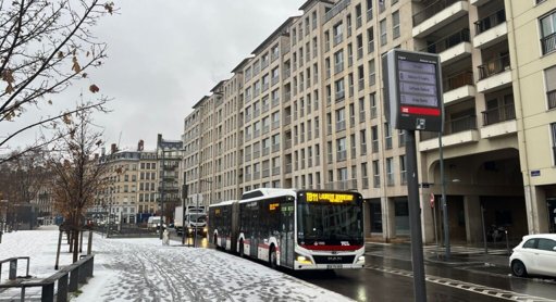 D'importantes chutes de neige paralysent le réseau de bus TCL à Lyon