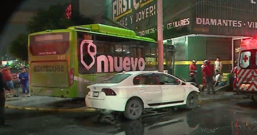Choque de camión urbano contra farmacia en el centro de Monterrey deja 12 heridos