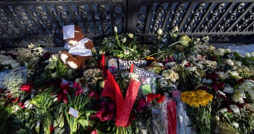 Hallan muerto al sospechoso del tiroteo en la Universidad de Brown; Trump suspende 'lotería de visas'