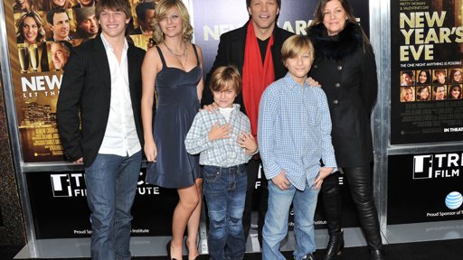 Millie Bobby Brown e Jake Bongiovi Anunciam Adoção da Primeira Filha