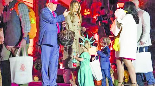 Trump y Melania celebran Halloween en la Casa Blanca repartiendo dulces