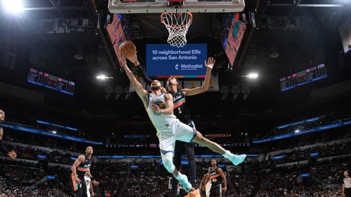 Duel de générations : Wembanyama signe un triple-double face à un Curry magistral