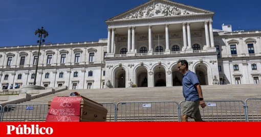 Bombeiros em Vigília no Parlamento por Dignidade e Melhores Condições