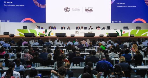 COP30 termina com acordo criticado pela falta de ambição no combate aos combustíveis fósseis