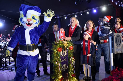 UANL enciende el espíritu navideño con tradicional pino y evento masivo