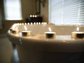 Le 'Dark Showering' : La Tendance TikTok qui Plonge les Douches dans le Noir pour Mieux Dormir